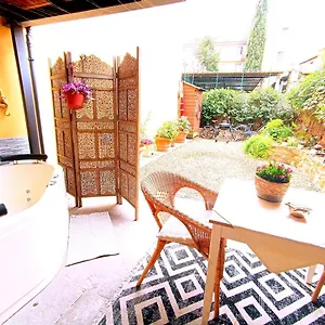 Nadia's Lovely - With Private Garden And Jacuzzi Appartement